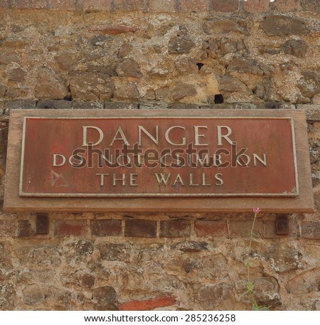 Danger do not climb on the wall sign