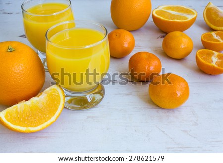 Fresh orange juice in a glass and slices of orange sliced table