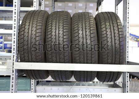 The image of car wheels stands on the shelves at the warehouse