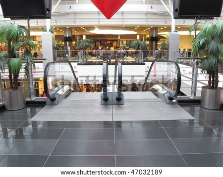 the image of escalator in shopping center