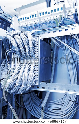 Optical cross-country and telecommunication equipment of network cables in a datacenter