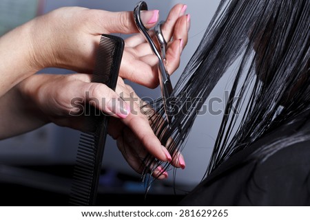 The master the hairdresser does a hairdress in salon