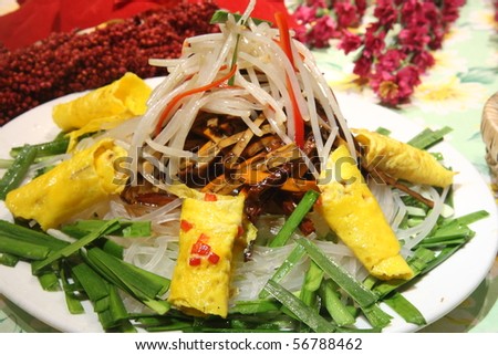 Chinese food dish,the main raw material is the onions, noodles, eggs, parsley.