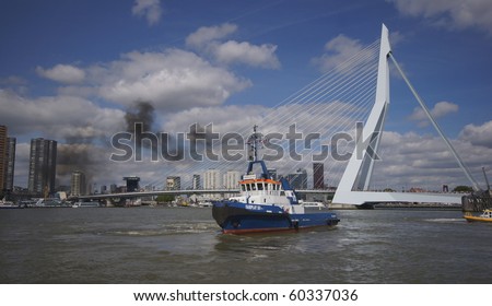 ROTTERDAM - SEPTEMBER 4: The World Port Days in the port of Rotterdam showing many boats on the maasriver and around the famous Erasmus bridge on September 4 , 2010 in Rotterdam, Netherland