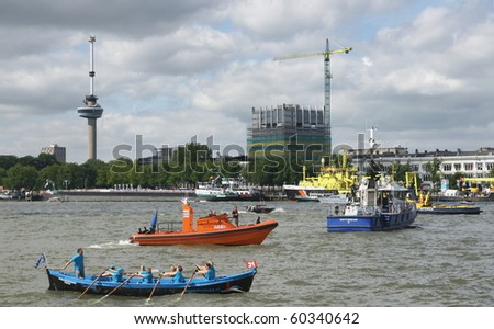 ROTTERDAM - SEPTEMBER 4: The World Port Days in Rotterdam showing rowing boats around the Erasmus bridge having a race on September 4 , 2010 in Rotterdam, Netherland