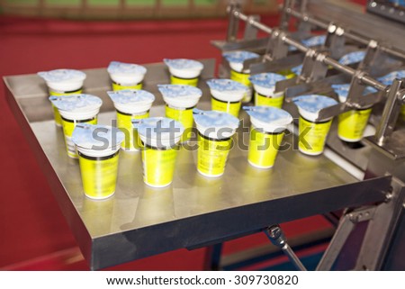 Yogurt filling and sealing machine, automatic packaging machine