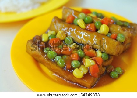 Chinese bean curd delicacy. Ingredients include bean curd and vegetable toppings. Suitable for food and beverage, healthy eating and lifestyle, and diet and nutrition.