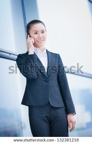 the business woman with cellphone
