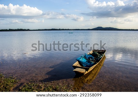 The Fishing boats, old, old, rivers, mountains, clear waters, beautiful, blue, turquoise, bright.