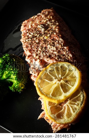 Salmon with broccoli and two slices of lemon