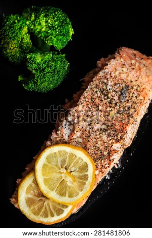 Salmon with broccoli and two slices of lemon