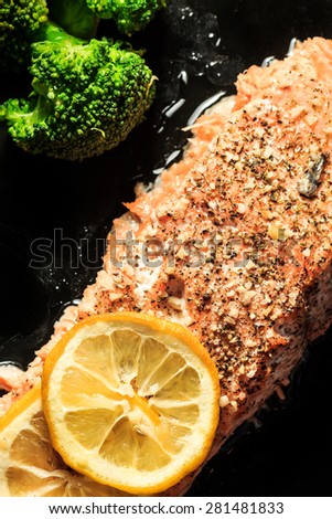 Salmon with broccoli and lemon