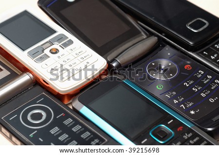 Heap of mobile phones, all kinds of brands.
