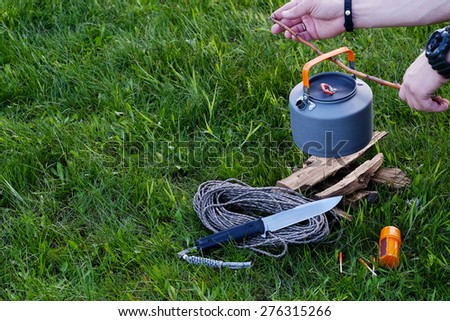 Preparation of hot water for tea or coffee in the camping