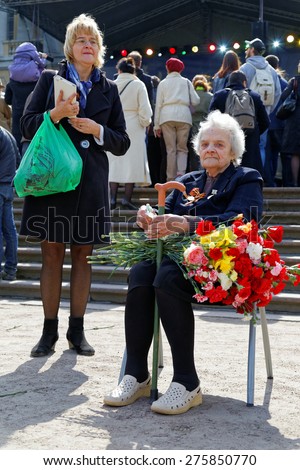 Soviet veterans, who defeated fascism. May 9 - Victory Day. St. Petersburg, Russia. The old woman with Carnations. Carnations it is a symbol of a victory of the Soviet Union over fascism.