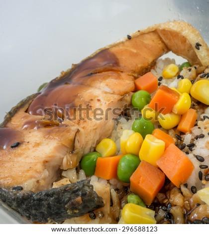 salmon grill and vegetables clean food