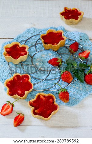cake with strawberry tarts, shortbread dough and strawberry jelly