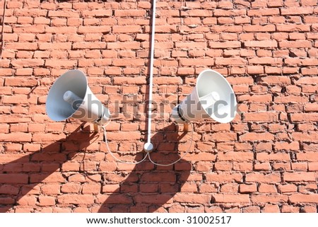 audio notification system made with two loudspeakers connected to each other and fixed to the wall