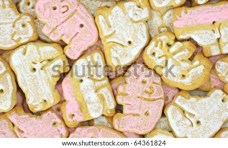 A layer of several frosted animal crackers.