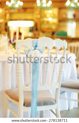 holiday table and white chair with heart