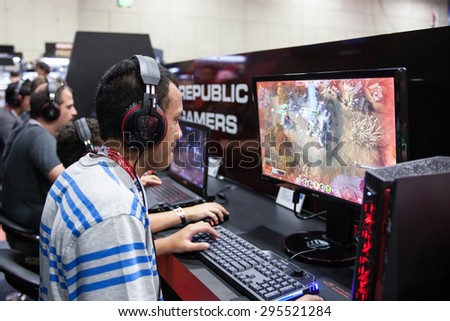 July 10, 2015: San Diego Comic Con, the annual pop culture and fan convention in San Diego, California. Video Game demos at the Loot Crate and GamesRadar booth.