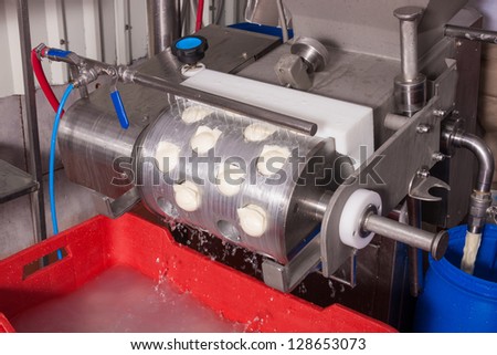 Last step in the production chain for fresh mozarella cheese