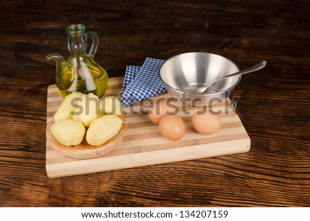 Ingredients to prepare a traditional Spanish tortilla