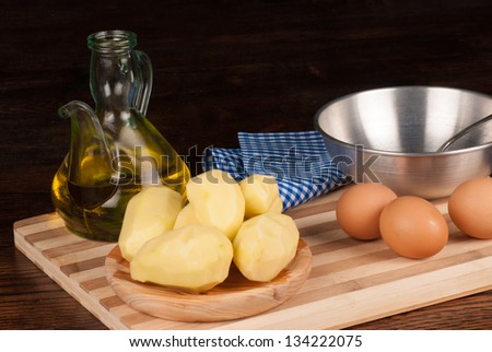 Ingredients to prepare a traditional Spanish tortilla