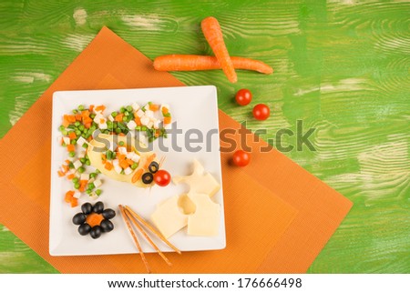A  kid salad  with cheese decorated as a mouse