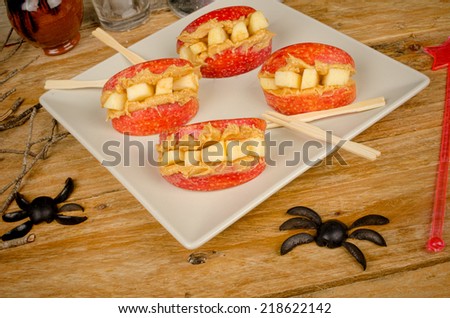 Spooky dentures, a funny Halloween dessert for a kid party