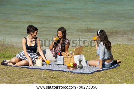 Girls Enjoying A Pleasant Spring Time Picnic 商
