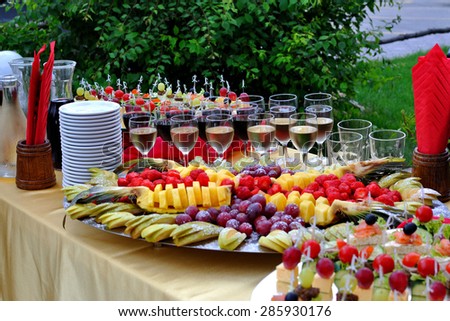 Buffet reception fruit wines champagne