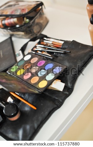 Make-up colorful eyeshadow palettes with makeup brushes .cosmetics