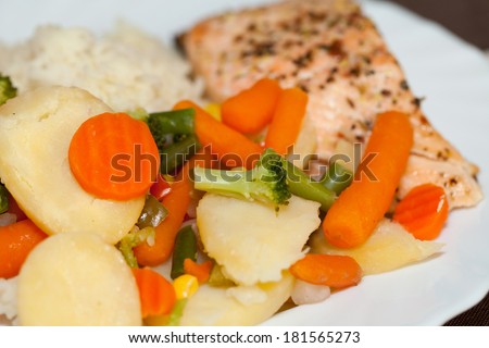 The healthy diet. The salmon with vegetables