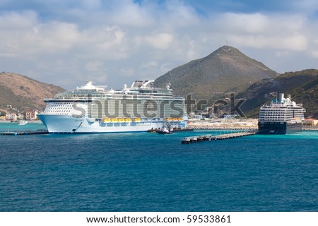 ST MAARTEN, NETHERLANDS ANTILLES - FEBRUARY 10:  Royal Caribbean\'s largest ship, Oasis of the Seas, in port at St Maarten February 10, 2010 in St Maarten, Netherlands Antilles.