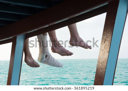 SAFETY TRIP IN YOUR HOLIDAY !! : TOURIST 'S INJURY LEG ,SITTING AT THE SIDE OF BOAT-SUNDECK DURING TRAVELING IN THE SEA