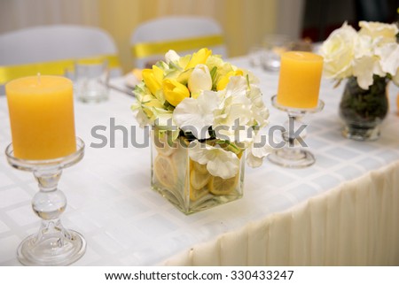 A beautiful wedding table decoration with stylized yellow lemon
