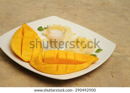 Ripe mango and sticky rice with coconut milk