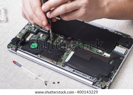 repairman notebook replaces the thermal paste on the CPU