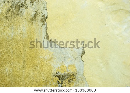 Wall of concrete with spoiled coating