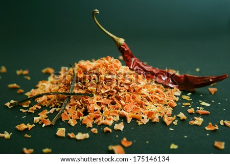Dried carrots, spicy pepper and vanilla