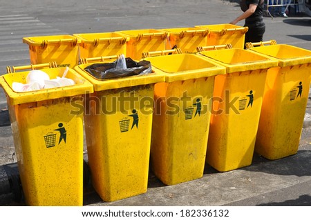 Pile yellow rubbish bins