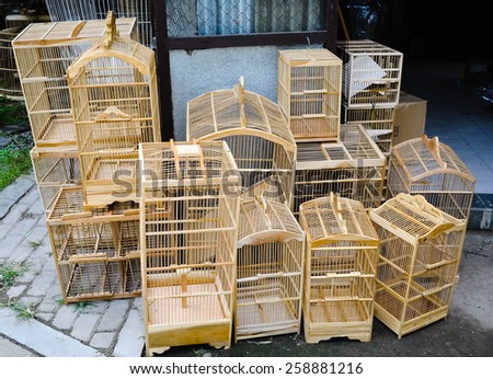 many cages for birds