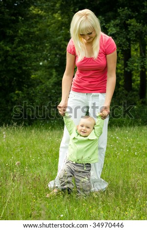 mother learns child to walk