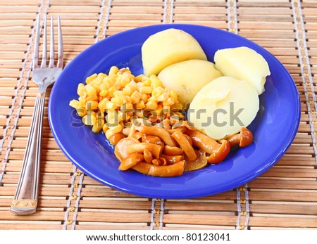 A lean meal is mushrooms and potato and grains of the canned corn