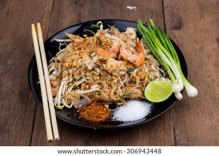 Thai fried noodle with fresh prawn (Pad Thai), Select focus