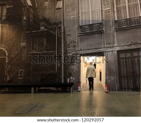 MILAN - APRIL 08: People enter paintings galleries exhibition during MiArt, international exhibition of modern and contemporary art on April 08, 2011 in Milan, Italy