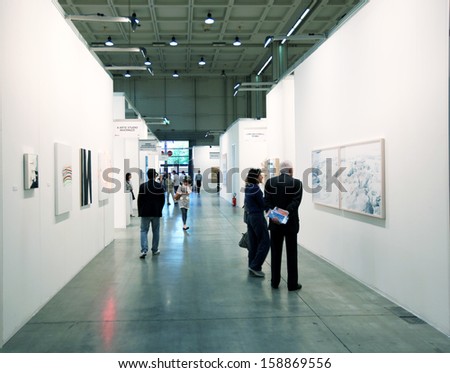 MILAN - APRIL 08: People look at paintings during MiArt, international exhibition of modern and contemporary art on April 08, 2011 in Milan, Italy