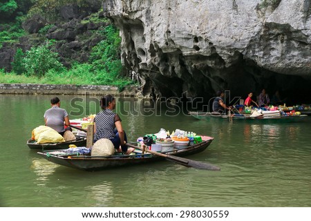 Tamcoc, ninhbinh, Vietnam - May 16, 2015: The unidentified woman sells fruit and water on the boat in ecotourism Tamcoc. This is a famous scenic area in northern Vietnam.