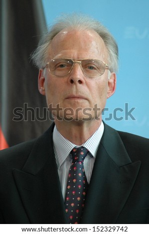 MAY 17, 2007 - BERLIN: Volker ter Meulen at a meeting with the German Chancellor on the climatic change in the Chanclery in Berlin.